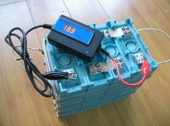 2A Bleu Désulfateur de Batterie à Impulsion Automatique Prolonge de Vie de  l'acide au Plomb Autonomie de la Batterie pour Motos, Bateaux, Voitures et  Camions : : Auto et Moto